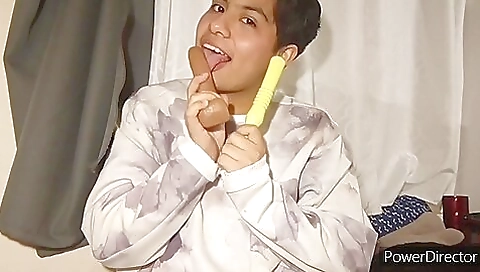 Amateur anal video with a brunette who likes to play