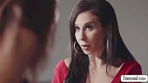 Lesbian pornstar gets cunnilingus and deepthroating