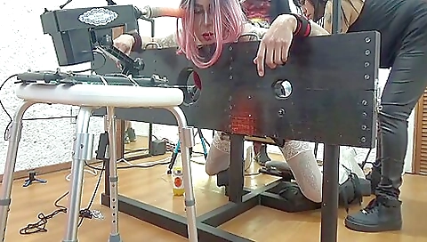 Amateur fetish with amateur female and a gapped toy