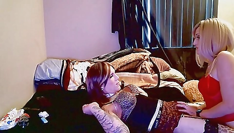 Amateur blonde babe enjoys anal fucking on her ass